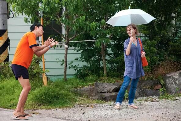 洪尚秀經典作品集之在異國/愛,在他鄉/他鄉的女人 (2012) 洪尚秀經典作品集之在異國/愛,在他鄉/他鄉的女人 (2012)